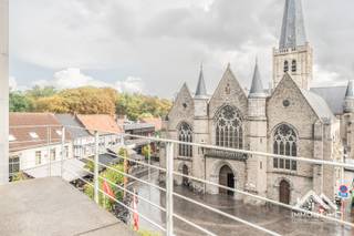 Dit riante appartement is gelegen op de derde verdieping van het complex, en te bereiken via zowel lift als trap. Je komt zo tot in een grote inkomhal, die tevens alle vertrekken met elkaar verbindt. Een dubbele glazen deur brengt je tot in een heel ruime leefruimte, waar je via de vele raampartijen uitzicht hebt op de omgeving. De zithoek is opgebouwd rond een mooie centrale haard, wat tijdens de donkere wintermaanden zeker voor extra sfeer zorgt. De aanpalende keuken is voorzien van alle kookcomfort en zeer veel opbergkasten. Ook hier heb je zicht op de omgeving. Achteraan vinden we de drie slaapkamers terug, waarbij de master bedroom beschikt over een grote dressing en een eigen badkamer met ligbad en douche. In de gang vinden we verder nog een tweede badkamer met douche terug, net als een gastentoilet. Zowel voor- als achteraan beschik je over ruime terrassen (alle slaapkamers zijn via een lang balkon met elkaar verbonden), je kunt dus altijd genieten van de buitenlucht op deze manier. Het volledige pand is heel stijlvol afgewerkt met kwaliteitsmaterialen. Bij het appartement hoort een eigen autostaanplaats met extra berging in de beveiligde ondergrondse garage, en er is ook de mogelijkheid om een tweede staanplaats extra aan te kopen. Je woont hier middenin het kloppende hart van Waregem, zonder er echter de hinder van te ondervinden. Bezoekdag 05/09: Inschrijven via mail naar tommy@immo-home.be, geen telefonische inschrijvingen! Volg ons op Fb en Insta. Voor meer info: www.immo-home.be. GRATIS SCHATTING & GRATIS FINANCIEEL ADVIES