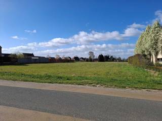 Unieke bouwgrond in het centrum van Geel voor open bebouwing met een totale oppervlakte van 12a 45ca.<br /><br />De grond heeft een straatbreedte van +/-25m en een diepte van +/-50m.<br /><br />Rustig gelegen met een prachtig groen uitzicht en op een boogscheut van de Geelse Markt.<br /><br />Stedenbouwkundige info in aanvraag!<br /><br />Contacteer ons kantoor voor meer info of een bezoek ter plaatse via 0471/605.314 of mail info@immo-b.be!