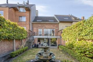 Op zoek naar een rendementvolle investering of een veelzijdige woning in het hart van Oostkamp? Dit karaktervolle pand langs de Schooldreef 19 biedt een unieke combinatie van een instapklare opbrengsteigendom en een flexibele woonoplossing. Dankzij de indeling in twee entiteiten leent dit gebouw zich uitstekend als zorgwoning, kangoeroewoning of als een vastgoedinvestering met direct rendement.<br /><br />De absolute troef van dit pand is de strategische ligging in het centrum van Oostkamp. De schooldreef is gelegen op wandelafstand van heel wat voorzieningen: winkels, supermarkten, horeca, scholen en openbaar vervoer bevinden zich om de hoek. Bovendien geniet u van een vlotte verbinding met de E40 en de E403, en het historische centrum van Brugge in de nabijheid. Deze centrale locatie garandeert niet alleen een hoog wooncomfort voor bewoners, maar maakt het pand aantrekkelijk voor toekomstige huurders.<br /><br />Het gebouw is ingedeeld in twee afzonderlijke wooneenheden. Op het gelijkvloers bevindt zich een appartement (60 m2) met één slaapkamer dat in 2010 een grondige renovatie onderging. Deze entiteit is momenteel reeds verhuurd. Bovenaan bevindt zich een zeer ruim duplex appartement (124 m2) met maar liefst drie volwaardige slaapkamers, wat overvloedig veel leefruimte en mogelijkheden biedt voor grotere gezinnen of ruime verhuur. Beide appartementen beschikken over een buitenruimte/terras.<br /><br />Indeling: <br />Appartement 1 (gelijkvloers): <br />- Inkomhal<br />- Leefruimte met open keuken <br />- Berging<br />- Badkamer voorzien van dubbele lavabo en inloopdouche<br />- Apart toilet<br />- Slaapkamer (14 m2)<br />- Tuin <br /><br />Duplex appartement <br />1ste verdieping:<br />- Inkomhal <br />- Leefruimte <br />- Open keuken <br />- Terras<br />- Berging<br />- Vestaire<br />- Gastentoilet<br /><br />2de verdieping: <br />- Slaapkamer 1<br />- Slaapkamer 2<br />- Slaapkamer 3 <br />- Badkamer uitgerust met dubbele lavabo, ligbad, douche en toilet<br /><br />3de verdieping: <br />- Zolderverdieping <br /><br /><br /><br /><br />EPC: 116 kWh/m² / UC: 20250904-0003678130-RES-1<br />EPC: 160 kWh/m² / UC: 20191118-0002218872-RES-2<br /><br />Bestuursmaatregelen in het maatregelenregister: in aanvraag