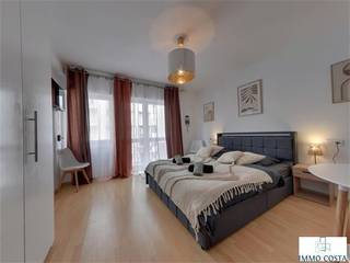 Évadez-vous à la côte avec ce studio prêt à emménager situé au 56 Distellaan à Westende, à quelques mètres seulement de la digue rénovée. Idéal comme résidence de vacances, ce charmant studio offre confort, tranquillité et proximité de la mer. Laissez-vous surprendre par son emplacement idéal et profitez de chaque séjour en toute insouciance!