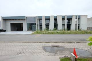 Samenvatting:
<ul>
	<li>Perceel van ± 20 are</li>
	<li>Bedrijfshal ± 700 m² met ±6 meter vrije hoogte</li>
	<li>Atelier/opslagruimte ± 60 m² (hoogte ca. 3m10)</li>
	<li>Uitgeruste keuken </li>
	<li>Bureelruimte ± 100 m², vrij in te richten</li>
</ul>
Op een goede locatie te Alfajetlaan 2211 in Sint-Truiden biedt deze bedrijfsruimte op een perceel van net geen 20 are tal van mogelijkheden voor ondernemers die ruimte, bereikbaarheid en flexibiliteit zoeken.<br /><br />De hal zelf beslaat ongeveer 700 m² en is dankzij de vrije hoogte van 6 meter perfect geschikt voor uiteenlopende bedrijfsactiviteiten zoals productie, opslag of logistiek. Aanpalend vinden we een extra ruimte van circa 60 m² die dienst kan doen als atelier of bijkomende opslagplaats, met een hoogte van ongeveer 3m10. Verder is er een volledig uitgeruste keuken die kan dienst doen als vergaderruimte of refter. De bovengelegen bureelruimte van ongeveer 100 m² biedt nog de vrijheid om in te richten volgens uw eigen noden, van kantoor tot showroom.<br /><br />Dankzij de indeling en de oppervlakte is dit een interessante uitvalsbasis voor zowel kmo’s als bedrijven die op zoek zijn naar uitbreiding of centralisatie van hun activiteiten.<br /><br />Interesse? Neem contact op met Aktimmo voor een bezoek en een verkenning van de mogelijkheden.