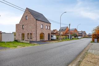 Deze moderne nieuwbouwwoning combineert comfort, energiezuinigheid en eigentijdse stijl in één compleet afgewerkt geheel. Bij binnenkomst vanuit...