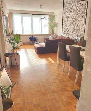 Lichtrijk en energiezuinig tweeslaapkamer appartement op wandelafstand van verschillende parken en het hippe zuid. Het instapklare appartement bevindt zich op de tweede verdieping van een goed onderhouden kleinschalig gebouw van 3 verdiepingen. <br /><br />Indeling: Via de inkomhal met gastentoilet en ingebouwde vestiairekast, betreden we de zonovergoten leefruimte. Aansluitend komen we in de volledig geïnstalleerde open keuken, voorzien van alle gebruikelijke toestellen. De grote raampartijen zorgen voor veel natuurlijke lichtinval, de parketvloer en moderne afwerking creëren een oase van rust. <br /><br />Achteraan bevinden zich twee ruime slaapkamers, waarvan één met ingebouwde kleerkast. De andere slaapkamer biedt toegang tot een gezellig terras met alle privacy. Beide slaapkamers hebben geen inkijk van buren en kijken uit op achterliggende bomen.<br /><br />De badkamer beschikt over een douche, lavabomeubel en aansluiting voor wasmachine en droogkast. <br /><br />Verder is het appartement voorzien van meerdere inbouwkasten, een private berging in de kelder en een individuele, afgesloten fietsenberging op het gelijkvloers, waarin twee fietsen geplaatst kunnen worden. <br /><br />Je woont midden in één van de meest geliefde stukjes van de Markgravewijk. Je haalt je koffie en vers brood om de hoek bij Nives in het Harmoniepark en voelt hoe gemoedelijk deze buurt is. Vlakbij bevinden zich brouwerij De Koninck, het Albertpark en Hof van Leysen met speeltuinen, cafés en verborgen parels zoals traiteur/wijnbar Cêpes. <br /><br />Gelegen op een toplocatie met mobiscore 9,6/10, biedt dit appartement een gemakkelijke toegang tot alle voorzieningen die de stad biedt; tramknooppunt 'Harmonie', supermarkten op steenworp en achter de hoek een velo-station. Met de wagen bereik je de snelweg in een mum van tijd. <br /><br />Specificaties:<br />- EPC Label B, zeer lage energiekosten<br />- PVC-ramen met dubbele beglazing<br />- Dak en lift zijn conform de huidige normen<br />- Momenteel verhuurd aan 1400 euro, met een erg gunstig rendement van 5%