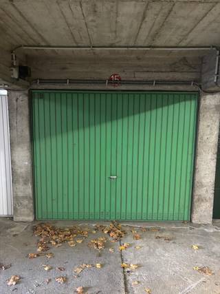 Veilig en centraal parkeren in Merksem. Deze garagebox bevindt zich in een achterliggend complex, vlakbij de Bredabaan. Je geniet van een...