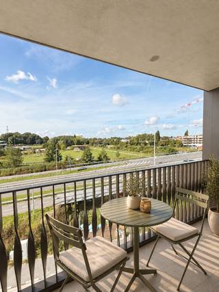 Moderne studio met twee terrassen en zicht op de Leie<br />Op zoek naar een comfortabele en energiezuinige woonst in Kortrijk? Deze lichtrijke nieuwbouwstudio van 50 m² bevindt zich op de tweede verdieping van Kaai Studio. Dankzij de centrale ligging woon je vlak bij de Leie en op wandel- of fietsafstand van het station, het stadscentrum, verschillende hogescholen en universiteiten en het LAGO-zwembad.<br />De studio omvat een aangename leefruimte met een volledig ingerichte open keuken. Het slaapgedeelte is afzonderlijk ingericht en voorzien van een dubbel bed met lattenbodem. Verder zijn er een badkamer met inloopdouche, lavabo en toilet, en een praktische berging met aansluiting voor een wasmachine. Verspreid over de studio zorgen ingemaakte kasten voor voldoende opbergruimte.<br />Een extra troef zijn de twee private terrassen. Als bewoner kun je bovendien gebruikmaken van de fraai aangelegde gemeenschappelijke daktuin, met groenvoorzieningen, picknickbanken en een mooi uitzicht over de Leie.<br />De studio is volledig geschilderd en uitgerust met verlichting. Verwarming en passieve koeling worden geleverd via de gemeenschappelijke energiecentrale. Fietsen kunnen veilig in de fietsenstalling worden geplaatst. Het is ook mogelijk om je fiets met de lift naar boven te brengen.<br />Maandelijkse kosten:<br />Huurprijs: € 760<br />Gemeenschappelijke kosten: € 70<br />Verwarming: € 60<br /><br />Onmiddellijk beschikbaar.<br />Neem gerust contact op om een afspraak te maken.