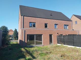 VERKOOP AAN 6% BTW mogelijk onder voorwaarden !Nieuwbouwproject van 4 ruime klassieke  woningen met vaste trap naar de zolder. Gelegen nabij het...