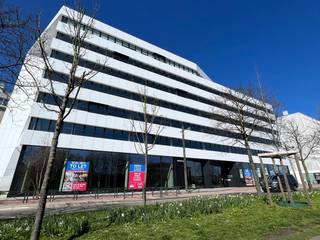 Uitstekend gelegen moderne kantoren/polyvalente ruimtes van 250 m² te huur langs de rand van het kanaal Brussel-Charleroi, in het hart van Anderlecht en op een boogscheut van het internationale treinstation Brussel-Zuid. De instapklare ruimtes maken deel uit van het kwalitatieve en duurzame kantoorgebouw "White Angle" bestaande uit 6 verdiepingen van open en gesloten ruimtes, vergaderzalen, loungesuites, ... en een benedenverdieping die de retail op zich neemt. De kantoren zijn voorzien van de nieuwste technieken met aanwezigheid van o.a. restaurant, supermarkt, stomerij- en strijkdiensten, carwashservice, oplaadpunten voor elektrische voertuigen, zonnepanelen, ... Ook andere oppervlaktes mogelijk! Onmiddellijk beschikbaar. Contacteer PANORAMA voor bijkomende inlichtingen, plannen of een vrijblijvend plaatsbezoek 02 420 00 00.