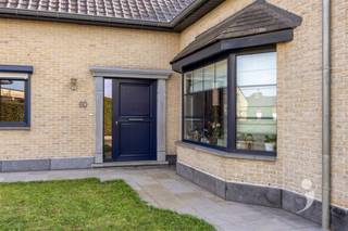 Deze uitzonderlijke villa is gelegen op een perceel van 5a 71ca en biedt maar liefst 267 m² bewoonbare oppervlakte, exclusief de inpandige garage...