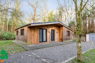 Op zoek naar rust, privacy en natuur? Deze volledig gerenoveerde chalet, gelegen op een zeer rustige en bosrijke locatie, biedt het allemaal.<br /><br />Indeling:<br />Gezellige woonkamer met open, ingerichte keuken, drie volwaardige slaapkamers en een badkamer uitgerust met lavabo, douche en toilet.<br /><br />De chalet werd de voorbije twee jaar grondig gerenoveerd en verkeert in uitstekende staat van onderhoud. Zowel het dak als de muren zijn volledig geïsoleerd en alle ramen werden vernieuwd. Binnenin geniet je van een stijlvolle, tijdloze Scandinavische afwerking. De pelletkachel zorgt bovendien voor extra warmte en gezelligheid tijdens de koudere maanden.<br /><br />Het ruime perceel van ca. 1.500 m² is volledig omheind en afgesloten met een toegangspoort, wat zorgt voor maximale privacy. Daarnaast beschikt de eigendom over een garage en een tuinhuis.<br /><br />De ligging in een bosrijke omgeving garandeert absolute rust en een uniek gevoel van vrijheid — een ideale plek om te ontspannen en te genieten van de natuur.<br /><br />Let op: gelegen in recreatiegebied (geen domicilie mogelijk).<br /><br />Troeven van de woning:<br />- Asbestveilig<br />- Een volledig omheinde tuin die veel privacy biedt<br />- Extra opslagruimte en tuinhuis.<br /><br />EPC: 273 kWh/m².<br /><br />Interesse? Contacteer IMMO SP via 014/59.10.20 of mail naar info@immosp.be voor meer informatie of een bezoek ter plaatse.<br /><br />Benieuwd naar de waarde van uw eigen woning? Vraag vrijblijvend uw gratis schatting aan — wij helpen u graag verder!