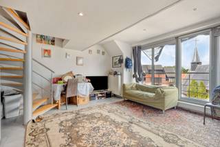 Dit lichtrijke 1-slaapkamerappartement met autostaanplaats is centraal gelegen in Turnhout, op wandelafstand van het bruisende stadscentrum. <br /><br />Via de inkomhal met gastentoilet komen we terecht in de ruime en lichtrijke woonkamer. Deze is praktisch ingedeeld in een zithoek en een aangename eethoek. Dankzij de grote raampartijen geniet de leefruimte van een overvloed aan natuurlijke lichtinval.<br /><br />Aansluitend bevindt zich de volledig uitgeruste keuken, voorzien van een vaatwasser, oven, elektrische kookplaat, koelkast en voldoende kastruimte. Naast de keuken is er bovendien een praktische berging aanwezig.<br /><br />Op het gelijkvloers bevindt zich eveneens de badkamer, uitgerust met een wastafel en douche. Op de verdieping is er een ruime slaapkamer.<br /><br />Het appartement is bovendien energiezuinig en beschikt over een gunstig EPC. Dankzij de aanwezige warmtepomp/airconditioning geniet je zowel in de zomer als winter van een aangenaam binnen temperatuur.<br /><br />Stedenbouwkundige informatie: in aanvraag<br />Dit appartement vormt een uitstekende opportuniteit voor starters of investeerders. Momenteel is het verhuurd en goed voor een jaarlijkse huuropbrengst van € 9.600.<br /><br />Als extra troef beschikt het appartement over een eigen autostaanplaats, die inbegrepen is in de verkoopprijs.