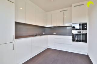 <p><span>Dit kwalitatief gerenoveerde appartement vinden we in een zeer rustige woonwijk vlakbij het centrum van Kontich. Vanuit deze locatie zijn dagelijkse winkels, scholen, openbaar vervoer en grote invalswegen vlot te bereiken. </span></p><p><span>Het gebouw werd opgericht in 1975 en wordt goed onderhouden door de VME. Onlangs werden de terrassen nog volledig vernieuwd waardoor het gebouw een moderne uitstraling kreeg. </span></p><p><span>De maandelijkse kosten bedragen € 90 per maand (provisie water, blokpolis, onderhoud tuinen, ereloon syndicus, minuterie).</span></p><p><span>Het appartement zelf werd van A tot Z gerenoveerd in 2019 en kreeg o.a. volledig nieuwe leidingen en elektriciteit, een nieuwe keuken en badkamer en de ramen werden vervangen door hoogrendementsbeglazing!</span></p><p><span> </span></p><p><span>Indeling:</span></p><p><span>In het appartement op de 2de verdieping (zonder lift) vind je vooraan de lichtrijke leefruimte met groot schuifraam vooraan. </span></p><p><span>De aansluitende keuken is voorzien van een composieten werkblad, vaatwasser, oven + microgolf, koelkast, diepvriezer, inductie kookplaat en dampkap. Ook hieraan grenst een schuifraam waarlangs je het terras vooraan kan bereiken. Dankzij de optimale oriëntering geniet je hier zalig van het zonnetje!</span></p><p><span>Centraal is er de nachthal met vestiairehoek en apart toilet. Hier is een inbouwkast met aansluitingen voor wasmachine en droogkast.</span></p><p><span>Achteraan zijn er twee slaapkamers (3.35 x 3.85 en 2.80 x 3.35). Verder is er nog een derde kamer met opengaande dakkoepel die dienst kan doen als babykamer, bureau of dressing.</span></p><p><span>De stijlvolle badkamer is voorzien van een inloopdouche én een ligbad + een dubbel lavabomeubel. In een inbouwkast is de verwarmingsketel netjes weggewerkt.</span></p><p><span> </span></p><p><span>Bij het appartement hoort nog een handige kelderberging én het is mogelijk om een achterliggende garagebox met elektrische sectionaalpoort bij aan te kopen (€ 29.500) !</span></p><p><span> </span></p><p><span>Samengevat:</span></p><p><span>- Verzorgd gebouw met lage maandelijkse kosten</span></p><p><span>- 100 % gerenoveerd appartement met kwalitatieve materialen</span></p><p><span>- Gunstig EPC, conforme elektriciteit en asbestveilig</span></p><p><span>- Topligging; rustig en nabij het centrum van Kontich</span></p><p><span> </span></p><p><span>EPC: 175 kWh/m² - label B - Elektriciteit conform</span></p><p><span>P-score B - G-score A</span></p><p><span> </span></p><p><span>Voor meer informatie of een bezoek ter plaatse kunt u ons bereiken op 03 449 42 41 of via hallo@habicom.be</span></p><p><span>Benieuwd naar de waarde van jouw woning? Check het gratis op www.watismijnhuiswaard.be </span></p><p><span> </span></p><p><span> </span></p>
