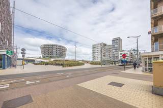Op zoek naar een <strong>instapklare studio</strong> aan zee met een prachtig uitzicht én <strong>toplocatie</strong>? Deze gerenoveerde studio op de 7de verdieping van residentie Zonnekant biedt het allemaal.<br />Gelegen in de Antoine Van Cailliestraat 20, schuin tegenover het <strong>nieuwe casino</strong> van Middelkerke en op slechts enkele stappen van het <strong>strand</strong>, geniet u hier van een uitzonderlijke combinatie van rust, licht en centrale ligging. De studio beschikt over een gezellig en <strong>zonnig terrasje </strong>waar u zowel kan genieten van <strong>zeezicht </strong>als van een open, uitgestrekt zicht over de velden. <br /><br />De studio werd recent <strong>grondig vernieuwd </strong>en is volledig instapklaar:
<ul>
<li>volledig vernieuwde badkamer;</li>
<li>nieuwe PVC-ramen <em>(het EPC werd opgesteld vóór de plaatsing van de nieuwe ramen, waardoor de huidige energiescore in werkelijkheid gunstiger is)</em>;</li>
<li>nieuwe brandwerende inkomdeur;</li>
<li>nieuwe vloeren;</li>
<li>nieuwe kookplaat, vaatwasser, keukenkraan, oven, ...;</li>
<li>stijlvolle nieuwe wandbekleding aan de tv-muur;</li>
<li>nieuwe gordijnen;</li>
<li>de elektrische installatie voldoet aan de huidige normen (conforme elektrische keuring). </li>
</ul>
Er is een aparte berging in de studio én een privatieve kelderberging inbegrepen aanwezig. <br />De meubelstukken zijn inbegrepen, waaronder een slaapzetel, waardoor de studio meteen bruikbaar is als tweede verblijf, investering of voor vakantieverhuur.<br /><br />Dankzij de super centrale ligging bevinden winkels, horeca, openbaar vervoer, de zeedijk en het strand zich allemaal op wandelafstand.<br />Interesse? Neem gerust contact op voor meer informatie of een bezoek ter plaatse.