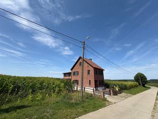 ZEER RUSTIG GELEGEN WONING, UNIEK GELEGEN VOLLEDIG IN AGRARISCH GEBIED EN MET EEN STEVIGE STRUCTUUR EN VERNIEUWD DAK, OP 8A TE KORTENAKEN