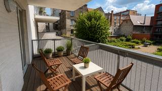 À VENDRE – Situé au Willem de Beersteeg 7, cet appartement lumineux bénéficie d’un emplacement unique au bord de l’eau, en plein cœur de Gand.<br />PEB : A<br />Mobiscore : 9,5<br /><br />Le Willem de Beersteeg est une ruelle étroite et calme située dans le centre-ville, à proximité du quartier du Patershol / vieux centre.<br />La rue se termine en cul-de-sac sur la Lys, avec à son extrémité un petit parc et une vue sur l’eau.<br />À distance de marche, entre autres, du Gravensteen / Patershol, de la Vrijdagmarkt et de la place Saint-Bavon.<br />Accès aisé au ring urbain R40 ainsi qu’aux autoroutes E17 et E40.<br /><br />Composition et atouts :<br />3 chambres spacieuses et lumineuses<br />Agréable espace de vie ouvert avec beaucoup de lumière naturelle<br />Cuisine moderne intégrée au séjour<br />Terrasse conviviale, idéale pour profiter de l’extérieur<br />Local à vélos pratique<br />Installation électrique conforme<br /><br />Intéressé(e) ? N’hésitez pas à nous contacter pour plus d’informations ou pour une visite via deborah@vicusvastgoed.be<br />ou au 0479/768.126