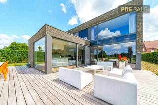 Interesse? Plan een bezoek op afspraak. Eventuele biedingen kunnen uiterlijk tot en met 14 november 2026 worden ingediend en worden vervolgens voorgelegd aan de eigenaars.<br /><br />In 2009 kwamen de huidige eigenaars wonen in deze knappe villa te Oostrozebeke. <br />Dit huis werd destijds door de hand van architect Popeye ontworpen met een oog voor detail, licht en optimaal wooncomfort. <br />Dit alleenstaand huis werd opgetrokken op een perceel van net geen 1.700m² palend aan agrarische zone waardoor het hier zalig genieten is van alle rust. <br />Dankzij de kwaliteitsvolle materialen en het uiterst goed onderhoud van de woning geniet je hier van een hedendaagse instapklare woonst. <br />Dankzij de ca 300m² bewoonbare oppervlakte leent het huis zich voor een mooi gezin alsook een ideale uitvalsbasis om van thuis uit te werken in alle privacy. <br /><br />Indeling van deze villa:<br />Gelijkvloers<br />- imposante inkomhal die licht en ruimte uitstraalt<br />- gastentoilet<br />- bureauruimte, ideaal om in alle rust in de werksfeer te zitten<br />- lichtrijke woonkamer met zit- en eetplaats <br />- volledig uitgeruste keuken voorzien van alle ATAG toestellen en corian werkblad<br />- twee aanpalende bergruimtes<br />- douchekamer en apart toilet<br /><br />Eerste verdiep<br />- ruime en open nachthal die een aangenaam woongevoel creeërt<br />- polyvalente ruimte met zicht op de tuin (nu zithoek en wasruimte)<br />- master bedroom met en-suite badkamer en voorzieningen voor sauna/extra douche<br />- twee slaapkamers met een gedeelde en-suite badkamer<br /><br />Troeven van het huis:<br />- futureproof: warmtepomp, vloerverwarming, ventilatie D, zonnepanelen,..<br />- knappe en unieke architectuur voor een echte liefhebber<br />- uitgestrekte tuin en landelijk uitzicht<br /><br />Bent u op zoek naar een hedendaagse woning met unieke architectuur en waar u kan genieten van een zalig gevoel van thuis komen? <br />Neem dan zeker even met ons contact op, we helpen u graag verder!<br /><br /><br /><br /><br />Bestuursmaatregelen in het maatregelenregister: nee
