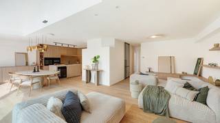 <p><span>Deze ruime duplex van 216 m² geniet van een uitstekende ligging aan de Leopoldlaan in Knokke en werd kwalitatief gerenoveerd. De woning combineert royale leefruimtes met een praktische indeling en biedt een aangenaam wooncomfort.</span></p>
<p><span>Bij binnenkomst leidt de inkomhal naar een vestiaire en een afzonderlijk toilet. De ruime leefruimte sluit aan op de volledig geïnstalleerde open keuken en biedt rechtstreeks toegang tot het ruime, zonnige terras. Aansluitend bevindt zich aan de achterzijde een polyvalente ruimte, die naar eigen behoefte kan worden ingericht als eetkamer, bureau of extra leefruimte.</span></p>
<p><span>De eerste verdieping omvat drie volwaardige slaapkamers, elk voorzien van ingemaakte kasten. Daarnaast zijn er meerdere sanitaire ruimtes, waaronder badkamers en een douchekamer.</span></p>
<p><span>Op de tweede verdieping bevindt zich een vierde slaapkamer met ingemaakte kasten, naast een afzonderlijke technische ruimte.</span></p>
<p><span>De duplex beschikt bovendien over een kelder en een fietsenberging in het gebouw.</span></p>
<p><span>Een ruime en instapklare woning met vier slaapkamers, royale leefruimtes en een zonnig terras, gelegen op een centrale locatie in Knokke.</span></p>