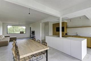 Deze knappe, nog verder af te werken woning, is gelegen in een doodlopende straat, midden in het groen en heeft een prachtig vergezicht. Via...