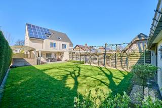 Mooie, instapklare woning (208 m²) met een open leefruimte uitgerust met gashaard, 4 slaapkamers en 2 badkamers.<br />Buiten is er een afgesloten en aangelegde tuin aanwezig, deze beschikt over 2 overdekte terrassen en een tuinhuis, het volledige perceel heeft een oppervlakte van 400 m².<br /><br /><strong>INDELING:</strong><br /><strong>Gelijkvloers:</strong> inkomhal, toilet, woonkamer, keuken, wwasplaats<br /><strong>Eerste verdieping: </strong>overloop, 2 slaapkamers, dressing, toilet, badkamer<br /><strong>Tweede verdieping: </strong>2 slaapkamers, badkamer<br /><br /><strong>BIJZONDERHEDEN:</strong><br />- Rustige locatie;<br />- zuidoostelijk georiënteerde tuin;<br />- gashaard in woonkamer;<br />- slaapkamer met ensuite dressing;<br />- vloerverwarming aanwezig;<br />- airco in slaapkamers;<br />- zonnepanelen (4800 Wp) met certificaten (€ 210/stuk tot 07/2032).
