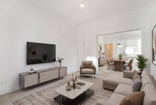 Zoek je een instapklaar appartement op een toplocatie vlakbij het centrum van Kortrijk? Dan mag je dit pas gerenoveerde appartement zeker niet missen!<br /><br />TROEVEN<br />- Grondig gerenoveerd, alles fris en nieuw<br />- Direct te bewonen<br />- Vlot bereikbaar via invalswegen, dichtbij het station, centrum Kortrijk, Colruyt,...<br />- Zonnige en lichtrijke ruimtes<br />- Afwerking met kwaliteitsvolle materialen<br />- Terras met handige bergruimte<br /><br />INDELING<br />Vanuit de inkomhal kom je in de lichtrijke leefruimte, die overloopt in de keuken die nog volledig naar wens kan gekozen worden en zal uitgevoerd worden door de huidige eigenaar. Het appartement telt daarnaast een ruime slaapkamer en een badkamer.<br />Aansluitend is er een aangenaam terras, voorzien van een praktische berging.<br /><br />INTERESSE?<br />Neem contact op met Vlaemynck Vastgoed voor meer info of om een bezoek in te plannen.<br /><br />REF.: AI/26094/K<br />UC: 20260723-0003321291-RES-2