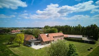 <p>Te koop: op 2,7 hectare, unieke hoeve met uitzonderlijk potentieel (B&amp;B, co-housen, combinatie wonen/praktijk, of voor mensen op zoek naar ruimte), midden in het natuurreservaat De Kleiputten, genietend van alle rust &amp; privacy, met prachtige vergezichten. Gelegen in WOONZONE, wat ongelofelijke kansen biedt. <br /><br />Deze prachtige eigendom bestaat uit een mooie oprit, handige grote parking, een charmante hoevewoning (hoofdgebouw + bijgebouw) (in totaal 11 slaapkamers en 8 badkamers), een grote schuur/loods/atelier, en een extra grote aanpalende bouwgrond, omliggende weides en bos. <br /><br />Wat maakt dit pand uniek?<br />Het hoofdgebouw heeft meer dan 400 m² bewoonbare oppervlakte en een bijgebouw van ruim 300 m², samen goed voor een indrukwekkend volume en talloze invulmogelijkheden.<br />Met 11 slaapkamers en 8 badkamers biedt deze prachtige eigendom alle ruimte voor grote gezinnen, woonprojecten of commerciële ideeën zoals een B&amp;B of vakantiewoning.<br /><br />Binnen vallen meteen de lichtrijke leefruimtes en het open gevoel op. Zowat elke ruimte geniet van zicht op de omliggende natuur. De hoeve beschikt over hoogrendementsglas met houten schrijnwerk, wordt verwarmd met een mazoutinstallatie, en biedt het comfort dat je van een grote landelijke woning mag verwachten.<br /><br />Voor wie is dit ideaal?<br />Deze eigendom is perfect voor natuurliefhebbers, ondernemers, of grote families die dromen van een unieke woonplek met veel ruimte, rust en uitstekende ontwikkelingsmogelijkheden.<br /><br />Dit zoekertje omvat enkele AI-gegenereerde visualisaties. <br />Te koop via Immo Beguin, jouw vastgoedexpert sinds 2009, met kantoren in Ronse, Waregem, Kortrijk, Deinze, Doornik en Lessines.</p>