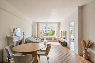 <p><span>Ontdek dit stijlvol appartement op een gegeerde locatie tussen het Eilandje en de Meir, midden in het bruisende hart van Antwerpen. Een plek waar de stad nooit stilstaat, maar waar u thuis komt in rust, met winkels, restaurants en gezellige cafés op wandelafstand, en een vlotte verbinding naar alle belangrijke invalswegen.</span></p><p><span> </span></p><p><span>Gelegen op de derde verdieping van een verzorgd gebouw, werd dit appartement recent met oog voor detail en hoogwaardige materialen vernieuwd. Het resultaat is een verfijnde woonst waar licht, ruimte en comfort subtiel in elkaar overvloeien.</span></p><p><span> </span></p><p><span>U komt het appartement binnen via een aparte inkomhal, voorzien van ingebouwde vestiairekasten en een apart gastentoilet, een discrete en praktische ontvangst die meteen de toon zet.</span></p><p><span> </span></p><p><span>Aan de voorzijde ontvouwt zich de lichtrijke leefruimte, waar het daglicht vrij spel krijgt en de stad op de achtergrond zacht aanwezig blijft. De leefruimte vloeit naadloos over in de hedendaagse keuken, uitgerust met kwalitatieve inbouwtoestellen en afgewerkt met een fijn gevoel voor detail. </span></p><p><span> </span></p><p><span>Via de nachthal bereikt u vervolgens de stijlvolle badkamer. Deze ruimte ademt rust en verfijning, met een groot ligbad en een dubbele designwastafel.</span></p><p><span> </span></p><p><span>Achteraan onthult zich de absolute troef van dit appartement: een uitzonderlijk ruime slaapkamer met ruimte voor dressingkasten. Een serene ruimte die aanvoelt als een privé-retreat, met rechtstreeks toegang tot het oost-georiënteerde terras waar de ochtendzon zacht binnenvalt. Dankzij de royale oppervlakte biedt deze kamer bovendien de flexibiliteit om eenvoudig een tweede slaapkamer of bureau te creëren, volledig afgestemd op uw levensstijl.</span></p><p><span> </span></p><p><span>Dit appartement verenigt verfijnde elementen, doordachte indeling en een uitzonderlijke ligging tot een harmonieus geheel, volledig instapklaar en klaar om opnieuw bewoond te worden.</span></p><p><span> </span></p><p><span>Bijzonderheden</span></p><ul><li><span>Hoogwaardige afwerking en verfijnde uitstraling</span></li><li><span>Centrale ligging tussen het Eilandje en de Meir</span></li><li><span>Oost-georiënteerd terras</span></li><li><span>Privatieve kelderberging inbegrepen</span></li><li><span>Gemeenschappelijke fietsenstalling aanwezig</span></li><li><span>Lift aanwezig</span></li></ul><p><span> </span></p><p><span>Bent u op zoek naar een instapklaar appartement met karakter, ruimte en een uitstekende ligging in het centrum van Antwerpen? Contacteer ons via <span>hello@urbainvastgoed.be</span></span><span> of bel 03 501 97 16 voor meer informatie of een bezoek. </span></p><p><span> </span></p>