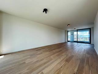 Residentie Bel-Ford met een unieke ligging in het bruisende stadscentrum van Roeselare op wandelafstand van de winkelstraten, het station, de Grote Markt en het De Coninckplein.<br />Het project bestaat uit 3 residentiële appartementsgebouwen met centraal een groen binnenplein die de Wortelstraat, Hendrik Consciencestraat en Sint-Amandsstraat met elkaar verbindt.  De duurzame, afgewerkte appartementen met grote raampartijen bieden een prachtig uitzicht over het groene binnenplein en verschillende stadsdelen.<br />Het appartement heeft volgende indeling: inkom met gastentoilet, lichtrijke leefruimte met open keuken ingericht met duurzame materialen en kwalitatieve toestellen, 2 slaapkamers,  badkamer, 2 bergruimtes en 3 terrassen van 10 m², 4,5 m² en 7,5 m². Tevens is er ook gelegenheid om ondergronds te parkeren.  <br /><br />Aankoop mogelijk onder 6% BTW!<br /><br />Voor meer informatie contacteer Imani op het nummer 0478 26 26 36.