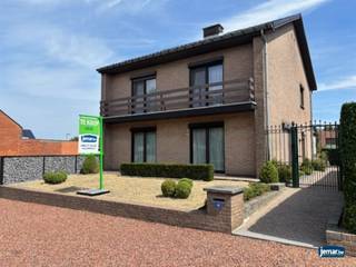 Ben je op zoek naar een ruime, comfortabele én goed onderhouden woning waar je zonder zorgen kunt intrekken? Dan is deze charmante gezinswoning aan...