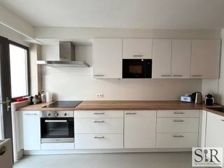 Net binnen de stadsring bevindt zich deze mooie en moderne woning met twee slaapkamers. Dankzij de ligging in een doodlopende en rustige straat kan je genieten van de troeven van in de gezellige Mechelse binnenstad te wonen zonder geluidsoverlast. De woning werd volledig gerenoveerd met kwalitatieve materialen en is smaakvol ingericht.<br /><br />De woning is ingedeeld als een bel-etage met op het gelijkvloers een hal en een zeer ruime garage die plaats biedt aan een wagen, fietsen, wasmachine, droogkast en nog veel extra opbergmogelijkheden.<br />Op de eerste verdieping bevindt zich de gezellige leefruimte en eetkamer met aansluitend een L-vormige, lichtrijke keuken die voorzien is van alle modern comfort (vaatwasmachine, oven, koelkast, microgolfoven en inductievuur). Via de keuken betreden we het toffe en rustige terras, er is ook nog een toilet en een berging op dit verdiep. <br />Op de tweede verdieping zijn er nog 2 grote, volwaardige slaapkamers en een frisse badkamer met een inloopdouche en lavabo-meubel. <br /><br />Dankzij de uitstekende ligging bereik je vlot verbindingswegen en autosnelwegen met de wagen maar heb je ook met de fiets of te voet zeer veel faciliteiten binnen handbereik. <br />Het terras zorgt ervoor dat je toch in alle rust thuis kan genieten van wat buitenruimte in de zomer. <br />Te huren vanaf 01/08/2026.<br />Indien gewenst kunnen de meubels overgenomen worden van de huidige bewoner.<br /><br />Aarzel niet en vraag snel je afspraak aan door een mail te sturen naar info@immosir.be of door te reageren op de advertentie en dan zien we jou graag voor een rondleiding in dit toffe huis!