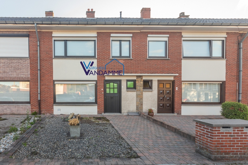 Centraal en toch rustig gelegen, verzorgde woning met tuin, garage en 3 slaapkamers (meer mogelijk). Energielabel D makkelijk haalbaar!