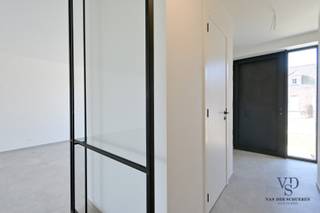 Deze prachtige halfopen bebouwing combineert modern comfort, duurzaamheid en een doordachte indeling. Bovendien kunt u nog profiteren van het verlaagde btw-tarief van 6%, wat deze woning extra aantrekkelijk maakt!<br /><br />Bij binnenkomst wordt u verwelkomd in een ruime inkomhal met afzonderlijk toilet. De lichtrijke leefruimte sluit naadloos aan op de halfopen keuken, volledig uitgerust met kwalitatieve AEG-toestellen. Aansluitend is er een praktische berging.<br /><br />Op de eerste verdieping bevinden zich drie ruime slaapkamers en een stijlvolle badkamer met dubbele wastafel, ligbad en inloopdouche (met antikalkglas). Eveneens een afzonderlijk toilet.<br /><br />De zolderverdieping als multifunctionele ruimte die naar wens kan worden ingericht als extra slaapkamer, speelkamer of hobbyruimte is een echte troef. Een douchecel kan hier eveneens worden voorzien.<br /><br />Buiten geniet u van een gezellig terras en een mooie tuin.<br />Daarnaast is er de mogelijkheid om de achterliggende weide van 1.336 m² bij aan te kopen.<br /><br />Bijzonder energiezuinig met o.a. warmtepomp op geothermie, 6 zonnepanelen, E-peil van 12 ((PB voorafberekening) , ...<br />Afgewerkt met moderne tegelvloeren op het gelijkvloers en in de badkamer, meerlagenparket in de slaapkamers, een stijlvolle trap in rubberwood, volle kern binnendeuren, ....<br /><br />Kortom; een energiezuinige topper!