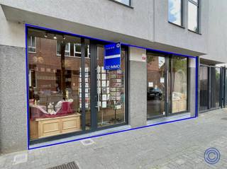 <p><span>Informatie handelspand</span></p><p><span>Charmante winkelruimte ca. 60m² op toplocatie aan het Gemeenteplein in Kontich, recht tegenover het Sint-Jozefinstituut en aan de voet van de Sint-Martinuskerk. Deze instapklare ruimte beschikt over een etalage van ca. 7m breed en een stijlvolle parketvloer. Achteraan bevindt zich een ruime bergruimte ca. 30m² en een apart toilet met lavabo. Het pand is uitgerust met ingebouwde verlichting, radiatoren en een alarminstallatie. Mogelijke invulling: kantoor, winkel of gelijkaardige activiteit. Er is mogelijkheid en voorkeur tot overname van het handelsfonds van de snoepwinkel met 41 jaar geschiedenis, inclusief inrichting (kwaliteitsvolle houten kasten, toonbank, tafels, etc), klantendatabase, vergunningen en handelsnaam. De winkel ligt in een levendige buurt met scholen, horeca en winkels, parkeergelegenheid om de hoek en goede visibiliteit. Beschikbaarheid in onderling overleg met de huidige huurder.</span></p><p><span> </span></p><p><span>Indeling</span></p><ul><li><span>Charmante winkelruimte ca. 60m² met brede etalage van ca. 7m breed, voorzien van stijlvolle parketvloer. </span></li><li><span>Aansluitend een ruime opslagruimte ca. 30 m². </span></li><li><span>Achteraan bevindt zich een toilet met lavabo. </span><span><br /><br /></span></li></ul><p><span>Extra's</span></p><ul><li><span>Alarminstallatie aanwezig.</span></li></ul><ul><li><span>Verwarming via een condenserende gasketel + radiatoren.</span></li><li><span>Over het gehele pand is ingebouwde verlichting aanwezig. </span></li><li><span>Mogelijke invulling: kantoor, winkel of gelijkaardige activiteit.</span></li></ul><p><span> </span></p><p><span>Mogelijkheid en voorkeur tot overname handelsfonds: instapklare snoepwinkel met 41 jaar geschiedenis. De inrichting omvat kwaliteitsvolle houten kasten, toonbank, tafels, snoeppotten, etc. De handelszaak wordt volledig overgenomen, inclusief inrichting, klanten, vergunningen, voorwaarden leveranciers en handelsnaam. Er is geen personeel verbonden aan de zaak. Een lopende handelshuurovereenkomst sinds 1 juli 2017. Verkoop wegens medische redenen en prijs is onderling bespreekbaar. </span></p><p><span> </span></p><p><span>Huurinformatie</span></p><ul><li><span>Huurprijs: 1.550 EUR/ maand + provisie van 80 EUR/maand </span></li><li><span>Beschikbaarheid in onderling overleg met de huidige huurder.</span></li></ul><p><span> </span></p><ul><li><span>Onroerende voorheffing ten laste van de huurder (2025: ca. 1.210 EUR/jaar)</span></li></ul><ul><li><span>Aparte meters voor gas en elektriciteit. </span></li><li><span>Provisie: waterverbruik, syndicus, verbruik en onderhoud gemene delen, etc. </span></li></ul><ul><li><span>Waarborg: 2 maanden.</span></li></ul><p><span> </span></p><ul><li><span>Commissie vastgoedkantoor te betalen door de huurder: 15% van de jaarhuur excl. BTW.</span></li></ul><ul><li><span>Opmaak plaatsbeschrijving: onderling tussen huurder en verhuurder.</span></li></ul><p><span> </span></p><p><span>Gebouw</span></p><ul><li><span>Kelder, handelspanden op de gelijkvloers, 4 verdiepen met appartementen.</span></li></ul><p><span> </span></p><p><span>Ligging</span></p><ul><li><span>In het centrum van Kontich aan het Gemeenteplein met zicht op de Sint-Martinuskerk. </span></li><li><span>Verscheidene parkeermogelijkheden om de hoek.</span></li><li><span>Omringd door tal van scholen, restaurants, cafés en winkels.</span></li></ul><p><span> </span></p><p><span>De informatie in deze prospect is ter informatieve titel: de kandidaat-huurders moeten hun eigen zaak maken van het verkrijgen, controleren en interpreteren van deze informatie.</span></p><p><span> </span></p><p><span> </span></p><p><span> </span></p>