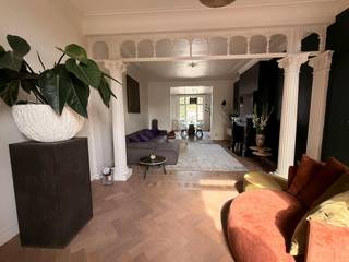 Boven de stad, ver boven het gewone: in een statige beaux-artswoning uit 1913, diep in de gegeerde Markgravebuurt, bevindt zich een werkelijk unieke duplex penthouse. Op de derde en vierde verdieping strekt zich 215 m² woonruimte uit, aangevuld met twee royale terrassen in tropisch hardhout — 23 m² en 26 m² — die samen een ononderbroken 360°-panorama bieden over de skyline, de torens en de groene tuinen van Antwerpen Zuid. Geen terras met uitzicht, maar een ervaring op zich.<br /><br />De Markgravebuurt vormt het meest geliefde stedelijke weefsel van de stad: residentieel, groen, op wandelafstand van het Hof van Leysen, de gastronomische hotspots van Antwerpen-Zuid en de culturele as van de stad. Hier woon je centraal zonder het drukke stadsgevoel, en hoog genoeg om zelf voor rust te kiezen.<br /><br />Binnenin verbinden grote schuiframen op de duplexverdieping de master bedroom rechtstreeks met de terrassen, zodat licht, lucht en stadspanorama vrijelijk naar binnen stromen. De royale leefruimte met geïntegreerde open keuken is gemaakt voor wie graag leeft én ontvangt. Drie slaapkamers, authentieke plafonds en detailleringen, centrale verwarming op gas, EPC C, geen maandelijkse lasten, en een recente gerenoveerde badkamer maken het geheel compleet.<br /><br />Let op: dit karaktervolle gebouw heeft geen lift. Het appartement is daardoor minder geschikt voor gezinnen met jonge kinderen of mensen die minder goed te been zijn.<br /><br />Afspraak via Dewaele.com!<br /><br />De algemene voorwaarden van Dewaele DIY kunt u steeds raadplegen via dewaele.com.<br /><br />Bestuursmaatregelen in het maatregelenregister: nee
