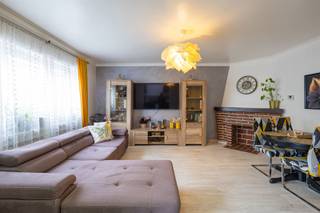 Doe een bod vanaf 199 000 euroVOLLEDIG GERENOVEERD APPARTEMENT MET 2 SLAAPKAMERS – TOPLIGGINGOp zoek naar een instapklaar appartement op een uitstekende locatie? Dit volledig gerenoveerde appartement met 2 slaapkamers is gelegen op de eerste verdieping van een goed onderhouden gebouw met lage gemeenschappelijke kosten.De ideale ligging op de hoek van de Boulevard Mettewie en de Chaussée de Gand biedt een uitstekende bereikbaarheid. Openbaar vervoer, winkels, supermarkten en alle dagelijkse voorzieningen bevinden zich op wandelafstand.Het appartement omvat een inkomhal, ruime leefruimte met open keuken, praktische berging, nachthal, moderne badkamer met inloopdouche en wasplaats, apart toilet, 2 slaapkamers en een overdekt terras van 3 m². Bewoonbare oppervlakte: 76 m² (volgens EPC).Troeven:✓ Volledig gerenoveerd✓ Elektriciteit conform✓ EPC D – 190 kWh/m²/jaar✓ Individuele gasverwarming vernieuwd in 2023✓ Beveiligde inkomdeur & parlofoon✓ Gezellige open haard✓ Dak vernieuwd en geïsoleerd door de mede-eigendom✓ Brandbeveiliging en gemeenschappelijke elektriciteit conformEen ideale woning voor eigen bewoning of als investering!