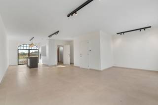 Te huur: modern en luxueus afgewerkte halfopen woning in Wielsbeke met grote tuin. Deze woning combineert eigentijdse architectuur met energiezuinig...