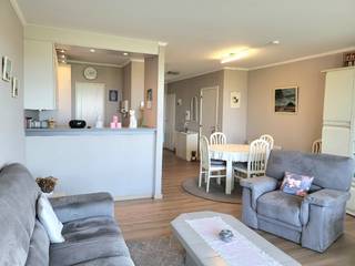 Ruim 2-slaapkamer appartement en 2 badkamers met <u><strong>frontaal zeezicht</strong></u> te koop. Dit instapklaar appartement is rustig gelegen <u><strong>aan het strand vlakbij de zeilclub SYCOD</strong></u> op de gelijkvloerse verdieping van de residentie Gray D'Albion. <br />Het appartement omvat een ruime woonkamer uitgevende op het terras waar u kunt genieten van een prachtig zicht op zee, duinen en avondzon met de daarbij horende zonsondergang, keuken met berging, gastentoilet, één slaapkamer met badkamer met douche, tweede slaapkamer met badkamer met ligbad en toilet. Beide slaapkamers geven allebei uit op het <u><strong>royale zonneterras</strong></u> achteraan.<br />Bij het appartement hoort eveneens een autostaanplaats onder de residentie.