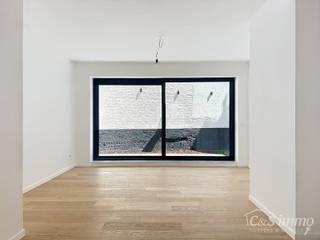 <p>Envie de vivre dans l'une des plus belles rues d'Anvers ? Bienvenue à la résidence Emilia, au 6 de la Dodoensstraat.</p>
<p>Un appartement au rez-de-chaussée récemment rénové, doté d'un grand jardin ensoleillé.</p>
<p>En franchissant la porte d'entrée, vous accédez à la cuisine spacieuse, équipée de tous les appareils électroménagers SIEMENS nécessaires et pouvant accueillir une table à manger.</p>
<p>Vient ensuite le salon lumineux offrant une vue sur le jardin grâce à une grande baie vitrée coulissante.</p>
<p>L'appartement dispose de deux chambres offrant une intimité totale (11 m² et 12 m²), dont la chambre principale donne directement sur l'autre partie du jardin. Outre une salle de bains spacieuse avec douche, lavabo, WC et branchement pour lave-linge, l'appartement propose également des toilettes pour invités et un espace de rangement.</p>
<p>Mais le véritable atout de cet appartement est son jardin de pas moins de 65 m² en plein cœur d’Anvers, doté de deux terrasses.</p>
<p>Réservez vite votre visite !</p>
<p>L’ensemble de l’appartement est revêtu d’un parquet de qualité.</p>
<p>Local à vélos prévu.</p>