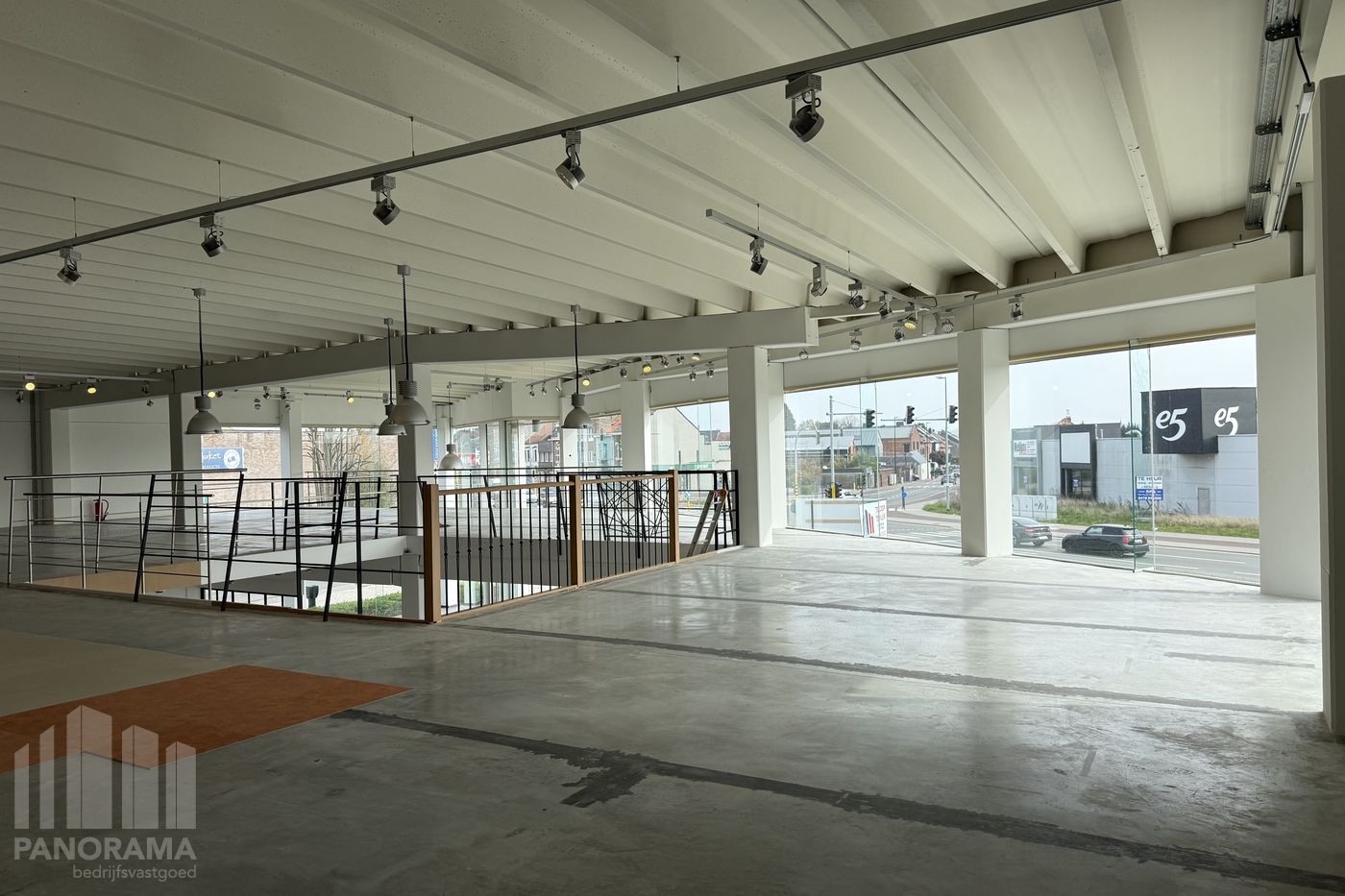 Bâtiment commercial polyvalent avec showroom, entrepôt et espace casco – À louer à Sint-Pieters-Leeuw - photo 5
