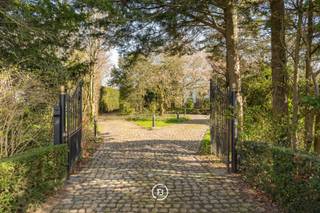 Temidden van een domein van bijna 10.000 m², verscholen van de baan, vinden we dit prachtig landhuis dat net een complete renovatie heeft...