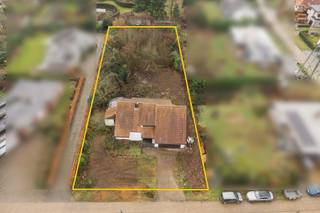 <p>In een rustige en groene omgeving te Langdorp bevindt zich deze ruime, volledig te renoveren woning.</p>
<p>Bij het betreden van de woning kom je de inkomhal met bourgondische natuursteen, voorzien van een vestiaire en een aansluitend gastentoilet met lavabo en douche.</p>
<p>De ruime woonkamer (36m²) op bourgondische natuursteen, geniet van veel lichtinval en biedt via twee schuifdeuren toegang tot het terras. Vanuit de veranda bereik je opnieuw het terras en de tuin. De verhoogde zithoek (22m²) met inbouwcassette op hout en vide zorgt voor extra gezelligheid.</p>
<p>De ingerichte keuken beschikt over een praktische ontbijthoek en is uitgerust met een dubbele spoelbak, vaatwasser, vitrokeramische kookplaat, dampkap, koelkast en oven. Ook hier is er een rechtstreekse toegang tot het terras.</p>
<p>Aansluitend bevindt zich de wasplaats/bijkeuken met ingemaakte kasten, dubbele lavabo, gasfornuis, dampkap en aansluitingen voor wasmachine en droogkast. Vanuit de hal met ingemaakte kasten heb je toegang tot de kelder (142m²). De woning is volledig onderkelderd, wat zorgt voor extra opslagruimte.</p>
<p>Verder beschikt het gelijkvloers over een ruime garage (39m²) met twee manuele kantelpoorten.</p>
<p>Op de verdieping bevindt zich de nachthal met vasttapijt, die toegang geeft tot vier slaapkamers, een bureel en de badkamer.<br />Het bureel (8m²) is afgewerkt met novilon en beschikt over een schuifdeur naar een terras (7m²).</p>
<p>De hoofdslaapkamer (13m²) heeft een aansluitende dressing en toegang tot het terras. Via de dressing bereik je de badkamer, die uitgerust is met een ligbad, dubbele lavabo in meubel, toilet, bidet en handdoekdroger.<br />Slaapkamer 2 (10m²) is afgewerkt met novilon, slaapkamers 3 (14m²) en 4 (18m²) met tapisplein.</p>
<p>Daarnaast is er een ruime bergzolder.</p>
<p>De woning beschikt over een gedeeltelijk omheinde Zuid-West georiënteerde tuin met een gemetste tuinberging en een terras van ca. 28 m².</p>
<p>Deze woning is gelegen in het landelijke en groene Langdorp, een deelgemeente van Aarschot, bekend om haar rustige woonomgeving en mooie natuur. In de nabije omgeving vind je wandel- en fietsroutes, het natuurgebied Demerbroeken en tal van recreatiemogelijkheden.</p>
<p>Tegelijk geniet je van een vlotte bereikbaarheid naar Aarschot, Leuven en omliggende gemeenten. Scholen, winkels, openbaar vervoer en andere voorzieningen bevinden zich op korte afstand, waardoor deze locatie zowel rustig als praktisch is.<br /><br /><span>Gebouwen met een energielabel “E” of “F” zullen verplicht binnen de 6 jaar energetisch gerenoveerd moeten worden, minstens tot een energielabel “D”. Bij dit pand zal de renovatieplicht dus van toepassing zijn.</span><br /><br /></p>