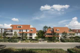 Dit appartement maakt deel uit van "Villa Émeraude", een exclusief en kleinschalig nieuwbouwproject met slechts 14 villa-appartementen, verdeeld over twee elegante residenties. Het pand combineert de rust en discretie van het project met een doordachte indeling en een aangenaam wooncomfort, passend binnen de tijdloze architectuur.<br /><br />Gelegen op de eerste verdieping, op slechts enkele stappen van zee, strand en de duinen van Ster der Zee, geniet dit appartement van een rustige ligging in een residentiële omgeving. Grote raampartijen en terras zorgen voor een aangename lichtinval en een vlotte verbinding tussen binnen en buiten.<br /><br />Indeling<br />Ruime inkomhal met vestiairemogelijkheid | afzonderlijk toilet met lavabo | berging met mogelijkheid voor wasmachine/droogkast | volledig uitgeruste en open keuken met kwalitatieve toestellen | lichtrijke leefruimte met toegang tot zonnig terras | eerste slaapkamer met bijhorende badkamer (inloopdouche en dubbele lavabo in meubel) | tweede slaapkamer met bijhorende badkamer (inloopdouche en lavabo in meubel) | balkon.<br /><br />Op de ondergrondse verdieping bevinden zich private kelders, afgesloten garageboxen, een gemeenschappelijke fietsenberging en een vuilnislokaal.<br /><br />Dit pand vormt een comfortabele woonoplossing aan zee en een waardevaste investering binnen een kleinschalig kwaliteitsproject.