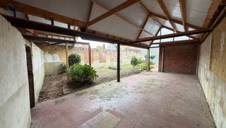 <h1><span>TE RENOVEREN WONING MET RUIME GARAGE, OVERDEKTE OPSLAGRUIMTE EN TAL VAN MOGELIJKHEDEN IN SINT-MARIA-OUDENHOVE</span></h1><p><span>Op zoek naar een renovatieproject met potentieel? Deze eigendom biedt een waaier aan mogelijkheden voor wie wonen en werken wil combineren, extra opslagruimte zoekt of op zoek is naar een interessante investering.</span></p><p><span>Gelegen in Sint-Maria-Oudenhove bevindt zich deze ruime woning met voormalige commerciële ruimte, een uitzonderlijk ruime garage en een overdekte opslagruimte achteraan. Dankzij de veelzijdige indeling en de beschikbare oppervlakte vormt deze eigendom een interessante opportuniteit voor zelfstandigen, handige kopers, autoliefhebbers of investeerders.</span></p><h3><span>INDELING VAN DE WONING</span></h3><p><span>Gelijkvloers</span></p><p><span>Via het gelijkvloers beschikt u over een commerciële ruimte van ca. 33 m², ideaal voor een handelsactiviteit, kantoor of praktijkruimte. Verder omvat deze verdieping een bureauruimte, een leefruimte, een keuken, een tweede leefruimte, een badkamer en een praktische berging.</span></p><p><span>Een absolute troef is de ruime garage met hoge plafonds. Deze biedt tal van mogelijkheden en is bijzonder interessant voor wie graag aan auto's werkt, een werkplaats wil inrichten of nood heeft aan extra ruimte voor materiaal en gereedschap.</span></p><p><span>Eerste verdieping</span></p><p><span>De eerste verdieping bestaat uit een nachthal en maar liefst vier slaapkamers. Hierdoor biedt de woning voldoende ruimte voor een gezin of voor wie extra kamers wenst in te richten als bureau, hobbyruimte of logeerkamer.</span></p><p><span>Tuin- en opslagruimte</span></p><p><span>Achteraan bevindt zich een tuin met een overdekte opslagruimte, voorzien van een nieuw dak. Deze extra ruimte biedt heel wat praktische mogelijkheden voor stockage, materiaalopslag of andere doeleinden, afhankelijk van de geldende voorschriften.</span></p><h3><span>EEN EIGENDOM MET POTENTIEEL</span></h3><p><span>Deze woning vraagt om renovatie, maar biedt tegelijk de mogelijkheid om het pand volledig naar eigen smaak en behoeften in te richten. De combinatie van woonruimte, commerciële mogelijkheden, een ruime garage en bijkomende opslagruimte maakt dit pand bijzonder veelzijdig.</span></p><p><span>Bent u op zoek naar een renovatieproject met ruimte, mogelijkheden en karakter? Dan is dit pand zeker een bezoek waard!</span></p><p><span>Belangrijk:</span><span> De renovatieplicht is van toepassing.</span></p><p><span>Mogelijks projectgrond mits goedkeuring stedenbouw. </span></p><h3><span>INTERESSE?</span></h3><p><span>Wenst u meer informatie of wilt u deze eigendom ter plaatse ontdekken? Reageer dan via de advertentie. Wij nemen vervolgens telefonisch contact met u op om een bezoek in te plannen.</span></p>