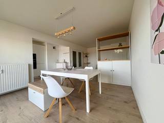 Dit gezellig appartement beschikt over een open leefruimte met een praktische indeling, waar de overvloedige lichtinval zorgt voor een aangename en warme woonervaring. Vanuit het appartement geniet je van een prachtig uitzicht over Mechelen, wat de leefruimte een extra charme geeft.<br />Dankzij de gunstige ligging nabij openbaar vervoer en belangrijke invalswegen profiteer je van vlotte en snelle verbindingen. Supermarkten en het centrum zijn op wandelafstand.<br />Gemeenschappelijke kosten: lift, onderhoud, gebouw en tuin, gas en water<br />Niet inbegrepen: Electriciteit en Telefoon/internet<br />Woonoppervlakte: 72m2<br />+ Terras: 13,50m2<br />Bezoek: Op afspraak.<br />Geen parkeerplaats wel gemeenschappelijke staanplaats voor fietsen.<br />