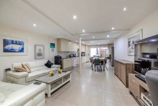 Welkom in de Boomgaardstraat 178 te Antwerpen — een praktische én charmante gezinswoning met veel potentieel, comfort en een uitstekende ligging!<br /><br />Via de inkomhal en garage kom je in een lichte leefruimte met open keuken, waar gezelligheid en functionaliteit hand in hand gaan. De open indeling zorgt voor een aangename sfeer en maakt het de ideale plek voor familie- of vriendenmomenten.<br />Achteraan geniet je van een ruime buitenruimte van maar liefst 65 m², volledig aangelegd en voorzien van een tuinhuis — perfect voor ontspanning, hobby’s of extra bergruimte.<br /><br />De woning beschikt over drie volwaardige slaapkamers, een badkamer, en een apart toilet. <br />De inpandige garage vormt een absoluut pluspunt in deze stadsomgeving en biedt rechtstreeks toegang tot de woning.<br /><br />Belangrijk extra voordeel: het dak wordt nog vernieuwd en geïsoleerd, en er komt een nieuwe verwarmingsketel. Hierdoor zal het EPC, dat momenteel E bedraagt, aanzienlijk verbeteren — een duurzame investering voor de toekomst!<br /><br />Bovendien biedt deze woning nog uitbreidingsmogelijkheden: er kan verder gebouwd worden op de bestaande structuur (onder voorbehoud van vergunning). Ideaal voor wie extra ruimte of een extra verdieping overweegt.<br /><br />Troeven op een rij:<br />Inpandige garage (rechtstreekse toegang tot de woning)<br />Lichtrijke leefruimte met open keuken<br />3 slaapkamers + badkamer + apart toilet<br />Ruime tuin van 65 m² met tuinhuis<br />Dak en ketel worden vernieuwd → EPC zal aanzienlijk verbeteren<br />Mogelijkheid om hoger te bouwen (onder voorbehoud van vergunning)<br />Centrale ligging nabij winkels, scholen en openbaar vervoer<br /><br />Een woning met karakter, comfort én groeipotentieel — klaar om jouw nieuwe thuis te worden in het hart van Antwerpen!