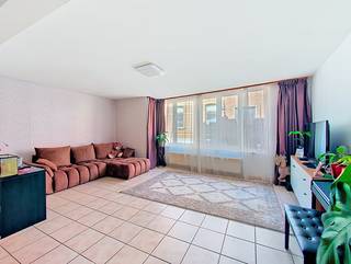 <p><span>Pal in het centrum van Edegem vinden we deze knappe duplex terug. Het appartement bevindt zich op de eerste en tweede verdieping van een kleinschalig gebouw en is instapklaar.<br /></span>Momenteel worden het appartement verhuurd met een mooie huuropbrengst.<br /><br /><strong>INDELING</strong><br />We betreden het appartement via de inkomhal, gelegen op de eerste verdieping. Vanuit de hal krijgen we toegang tot de verschillende ruimtes. Vooraan het gebouw treffen we de ruime en lichte leefuimte (36m²) met aansluitende de halfopen keuken (10m²). De keuken is uitgerust met elektrisch kookvuur, dampkap, vaatwasser en 1,5 spoelbak. Achteraan, op dit niveau, treffen we een gastentoilet, een bergruimte en een eerste slaapkamer (13m²) met ensuite een douchekamer. Vanuit deze slaapkamer hebben we toegang tot een (te vergunnen) terras.</p>
<p>Via een interne trap bereiken we de tweede verdieping. Op deze verdieping bevinden zich nog twee slaapkamers (11m² en 6m²), een toilet, een wasplaats en een badkamer, welke uitgerust is met een bad/douche en dubbele lavabo met meubel.</p>
<p><strong>BIJZONDERE ASPECTEN</strong><br />Alle nutsvoorzieningen zijn individueel.<br />Verwarming door middel van een condensatieketel op gas en PVC schrijnwerk met dubbele beglazing.<br />Centrale ligging in het hart van Edegem, op wandelafstand van winkels, scholen en openbaar vervoer.<br />Geen vaste maandelijkse kost. <br />Momenteel verhuurd met een mooi rendement.<br /><br />Meer info: www.immopoint.be</p>