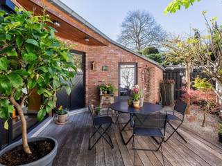 Ruime moderne en veelzijdige woning met praktijkruimte, studio of kangoeroemogelijkheid in het centrum van Lier. Op een toplocatie nabij de grote markt bevindt zich deze uitzonderlijk ruime woning. Dankzij haar doordachte indeling is deze eigendom ideaal voor gezinnen die veel ruimte wensen, zelfstandigen die wonen en werken willen combineren, of kandidaat-kopers die op zoek zijn naar een kangoeroewoning of woning met een aparte studio op het gelijkvloers. Via de inkomhal met gastentoilet bereikt u een polyvalente ruimte van circa 30 m², ideaal voor een vrij beroep of kantoorfunctie. Aansluitend bevindt zich een ingerichte keuken, een extra kamer die dienst kan doen als bureau of slaapkamer, en een badkamer met douche, toilet en lavabo. Vanuit deze verdieping heeft u bovendien rechtstreeks toegang tot de aangename stadstuin, wat zorgt voor extra comfort en gebruiksgemak. De hoofdwoning verrast onmiddellijk door haar royale volumes en overvloedige lichtinval. De ruime leefruimte met open keuken vormt het hart van de woning en geniet dankzij de grote raampartijen van een aangename connectie met de buitenruimte. De volledig uitgeruste keuken combineert functionaliteit met een tijdloze uitstraling en beschikt over kwaliteitsvolle toestellen, een natuurstenen werkblad en bijzonder veel opbergruimte. De gezellige stadstuin biedt een rustige plek om te ontspannen en geniet van een gunstige oriëntatie, waardoor u er volop kunt genieten van de middag- en avondzon. Een ideale buitenruimte voor wie op zoek is naar een onderhoudsvriendelijke tuin in een stedelijke omgeving. Verder beschikt de woning over diverse praktische bergruimtes, waaronder een bijkeuken met aansluitingen voor wasmachine en droogkast, meerdere ingemaakte kasten en extra zolderruimte. De garage, gelegen in de Paradijsweg, wordt momenteel gebruikt als ruime fietsen- en bergplaats, maar biedt uiteraard verschillende gebruiksmogelijkheden. Op de eerste verdieping bevindt zich een ruime en sfeervolle leefruimte met massieve houten vloer, die perfect kan dienen als tweede salon, ontspanningsruimte of televisiekamer. Daarnaast vindt u hier de royale masterbedroom met een volledige wand aan ingebouwde kasten en een stijlvolle badkamer met ruime inloopdouche. De tweede verdieping omvat nog twee bijzonder ruime slaapkamers, ideaal voor kinderen, logees of hobbyruimte. Deze verdieping beschikt eveneens over een extra badkamer, waardoor elk gezinslid kan genieten van voldoende comfort en privacy. P&G-score:A. Voor info en bezichtiging: 0487/759.758