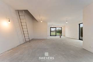 Voor meer info en foto’s, surf naar www.swevers.be –<br />In een rustige buurt in het centrum van Paal vind je deze halfopen nieuwbouwwoning (bouwjaar 2025) met een bewoonbare oppervlakte van 154 m² op een perceel van 5a 41ca. Dankzij de casco+ afwerking zijn technieken zoals vloerverwarming op warmtepomp, zonnepanelen en ventilatiesysteem D reeds voorzien, terwijl je de volledige inrichting nog volledig naar eigen smaak kunt afwerken.<br />Op het gelijkvloers verwelkomt de inkomhal je met een apart toilet. De leefruimte van 36 m² baadt in het licht dankzij grote ramen en sluit aan op de keukenruimte van 15 m², waar een keukeneiland is ingetekend. Via het schuifraam krijg je toegang tot de noord-oost georiënteerde tuin. Een ruime berging achteraan biedt extra opbergmogelijkheden.<br />Boven zijn er drie volwaardige slaapkamers (15,26 m² – 12,90 m² – 12,25 m²), een aparte toilet, badkamer met ruimte voor ligbad, douche en dubbele wastafel én een handige technische ruimte .<br />Verkoop onder BTW stelsel. Grondwaarde 150.000€ ( +12% REG.) en constructiewaarde .199.000€ ( + 21%BTW) . <br />De woning ligt op wandel- of fietsafstand van scholen, winkels en openbaar vervoer, en op slechts 2,8 km van de snelweg. Comfort, energiezuinigheid en vrijheid in afwerking komen hier samen op een centrale locatie.<br />Voor meer informatie, bel 011 255 155. Bron bewoonbare oppervlakte: EPC – verslag.