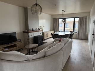 <p>Dit leuke appartement is gelegen op de tweede verdieping van een kleinschalig gebouw in Kessel-Statie, vlakbij winkels en openbaar vervoer. Het beschikt over een ruime leefruimte, keuken, badkamer met douche, een slaapkamer met inbouwkast en een kleinere kamer (bureau/dressing/babykamer) met inbouwkasten en berging. Ook net buiten het appartement, op de tweede verdieping is nog extra bergruimte voorzien. Zowel de leefruimte als de slaapkamer is voorzien van airco. Deze werden geplaatst na de opmaak van het EPC. Elektriciteit is conform. Verder is er ook een terras aanwezig. Het appartement is op dit moment verhuurd, en is dan ook een ideale belegging. </p>