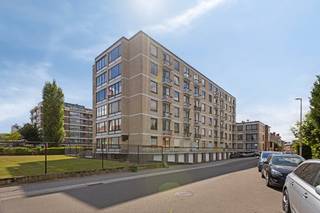 Dit hoekappartement met 2 slaapkamers en veel lichtinval is op zoek naar een nieuwe eigenaar!Gelegen vlak aan het centrum van Hasselt is dit appartement de ideale investering of startersappartement. INDELING- inkomhal- woonkamer met grote ramen- keuken met terras- 2 slaapkamers, waarvan 1 met terras- badkamer met ligbad, lavabo en apart toilet- wasplaats/bergingTROEVEN+ veel lichtinval+ momenteel verhuurd voor 750 €/maand+ gunstig EPC + centrum Hasselt BEKNOPT Jaar einde opbouw: 1966KI:832EPC-score: 146 kWh/m² (B label) Verwarming: CV met condenserende ketel (Vaillant - 2017) Er staat een masterrenovatieplan op de planning voor dit appartementencomplex, wat op korte termijn kosten met zich meebrengt. Beschouw dit echter als een strategische investering die de leefkwaliteit aanzienlijk zal verbeteren en de toekomstige waarde van uw appartement zal verhogen.Benieuwd naar dit appartement te koop? Bel of mail voor een afspraak: 011 30 50 50 of laura.vanhelmont@dewaele.comRelevante documenten zijn eveneens beschikbaar op onze website www.dewaele.com