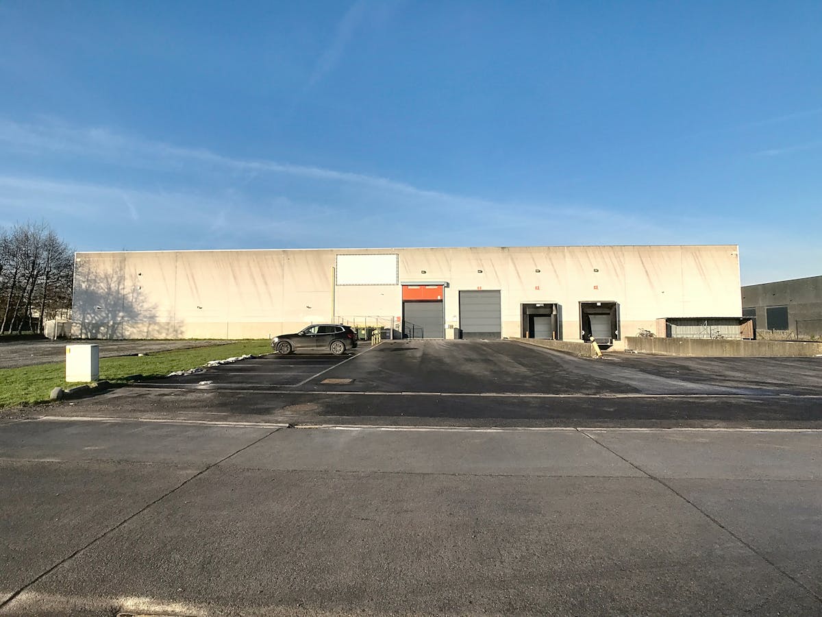 Bâtiment commercial d'environ 6000m² avec quais de chargement à proximité de l'autoroute - photo 2