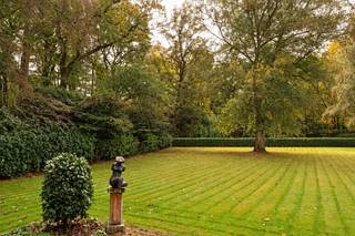 Karaktervolle villa op uitzonderlijk perceel in een groene residentiële omgeving te <strong>Schotenhof</strong>!<br /><br />Verscholen in een prachtig aangelegd en bosrijk perceel biedt deze unieke villa een zeldzame combinatie van ruimte, privacy en architecturale charme.<br /><br />Indeling:<br /><br />Gelijkvloers<br />- Inkomhal met gastentoilet.<br />- De ruime keuken (ca. 19m²) beschikt over veel kastruimte en een praktische indeling.<br />- Leefruimte (ca. 63m²) met haard en mooi zicht op de tuin<br />- Inpandige garage (ca. 56m²)<br /><br />Verdieping<br />- 4 slaapkamers van ca. 10m², ca. 10m², ca. 11m² en 15m²<br />- Badkamer, extra douchekamer en aparte wasplaats<br />- Extra kamer van ca. 20m²<br />- Een grote polyvalente ruimte (ca. 38m²), ideaal als hobbyruimte, bureau, fitness of extra slaapkamer. Dankzij de royale glaspartijen geniet ook deze ruimte van een mooie lichtinval en een prachtig uitzicht op de tuin.<br /><br />Algemeen:<br /><br />Unieke architectuur met karaktervolle elementen<br />Dak is volledig vernieuwd (2022) en geïsoleerd (natuurleien)<br />Verwarming op aardgas<br />Kelder<br />Grote raampartijen met zichten op de tuin<br />Prachtig groen perceel met volwassen beplanting<br />Royale oprit en ruime inpandige garage<br />Deze eigendom is ideaal voor wie op zoek is naar een woning met karakter, veel leefruimte en een uitzonderlijke ligging midden in het groen, met alle voordelen van rust en privacy, terwijl voorzieningen en verbindingswegen vlot bereikbaar blijven.